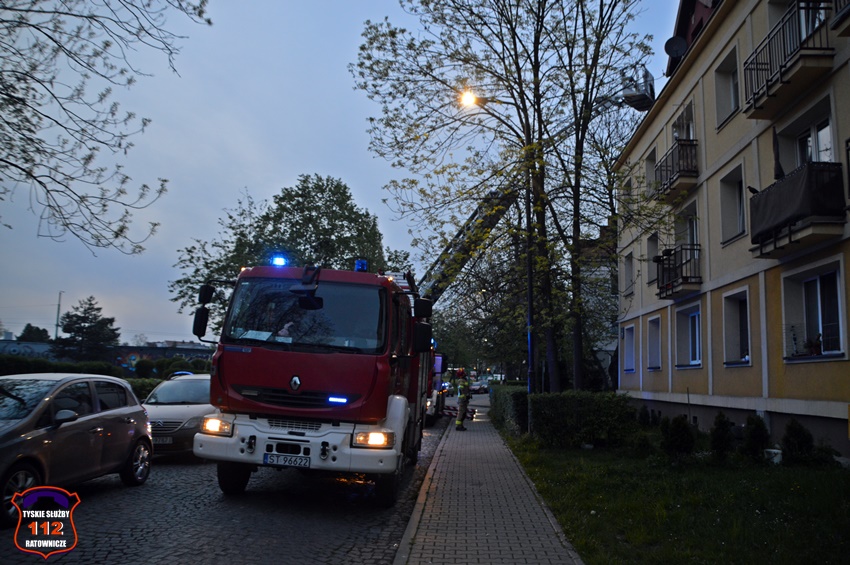 INTERWENCJA SŁUŻB RATUNKOWYCH PRZY UL. CZEREŚNIOWEJ INTERWENCJA SŁUŻB RATUNKOWYCH PRZY UL. CZEREŚNIOWEJ
