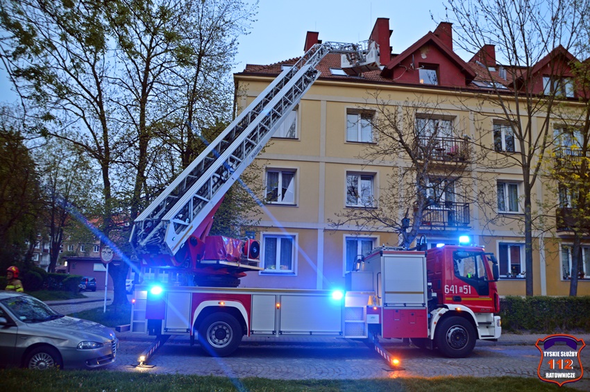 INTERWENCJA SŁUŻB RATUNKOWYCH PRZY UL. CZEREŚNIOWEJ INTERWENCJA SŁUŻB RATUNKOWYCH PRZY UL. CZEREŚNIOWEJ