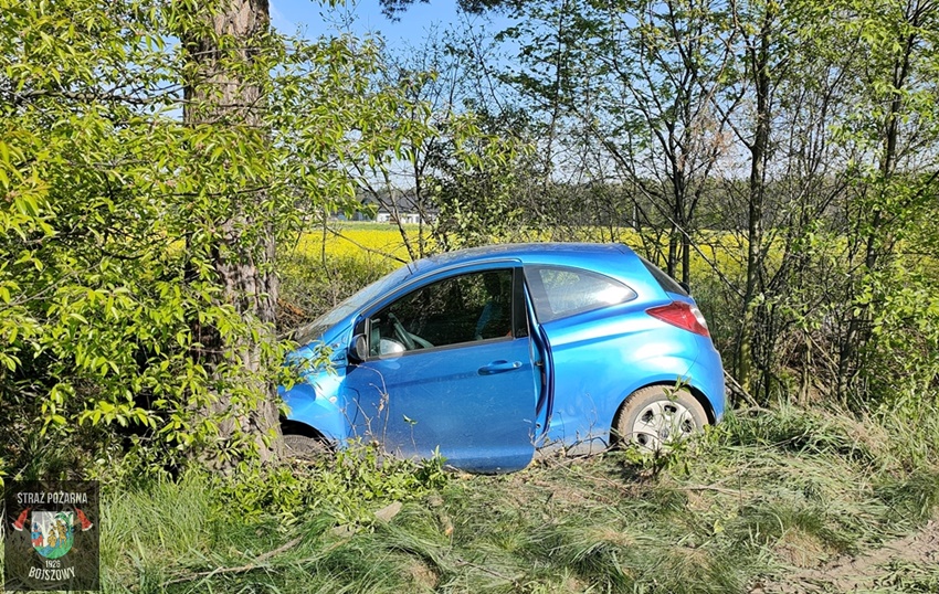OSOBÓWKĄ UDERZYŁ W DRZEWA W REJONIE UL. PANCERNIAKÓW W BOJSZOWACH OSOBÓWKĄ UDERZYŁ W DRZEWA W REJONIE UL. PANCERNIAKÓW W BOJSZOWACH