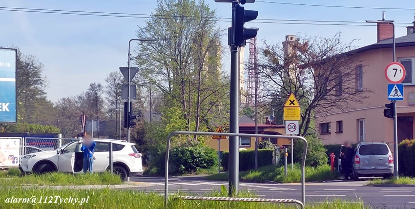 ZDERZENIE DWÓCH OSOBÓWEK NA SKRZYŻOWANIU UL. POZIOMKOWA - AL. PIŁSUDSKIEGO - UL. JORDANA ZDERZENIE DWÓCH OSOBÓWEK NA SKRZYŻOWANIU UL. POZIOMKOWA - AL. PIŁSUDSKIEGO - UL. JORDANA