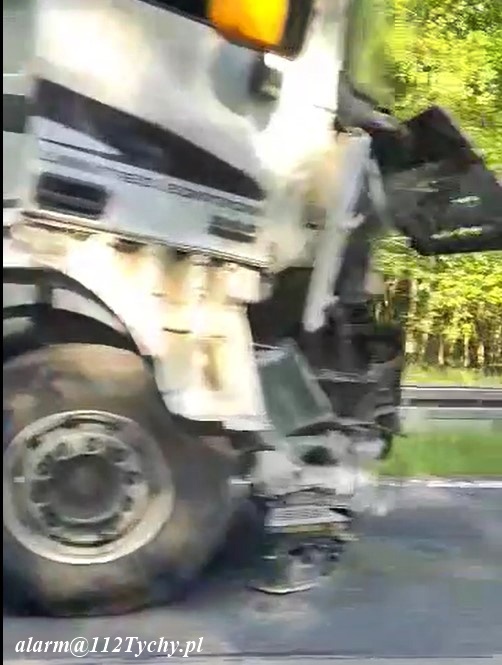 CIĄGNIKIEM SIODŁOWYM UDERZYŁ W TRAKTOR NA TRASIE DK 86 CIĄGNIKIEM SIODŁOWYM UDERZYŁ W TRAKTOR NA TRASIE DK 86