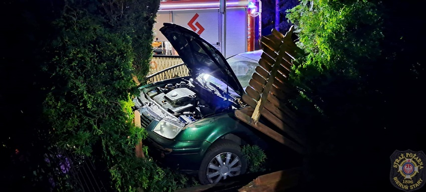 OSOBÓWKĄ UDERZYŁ W OGRODZENIE POSESJI NA UL. ŁYSINOWEJ W BIERUNIU OSOBÓWKĄ UDERZYŁ W OGRODZENIE POSESJI NA UL. ŁYSINOWEJ W BIERUNIU