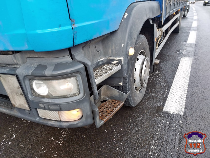 KOLIZJA OSOBÓWKI I CIĘŻARÓWKI NA TRASIE DK1 KOLIZJA OSOBÓWKI I CIĘŻARÓWKI NA TRASIE DK1