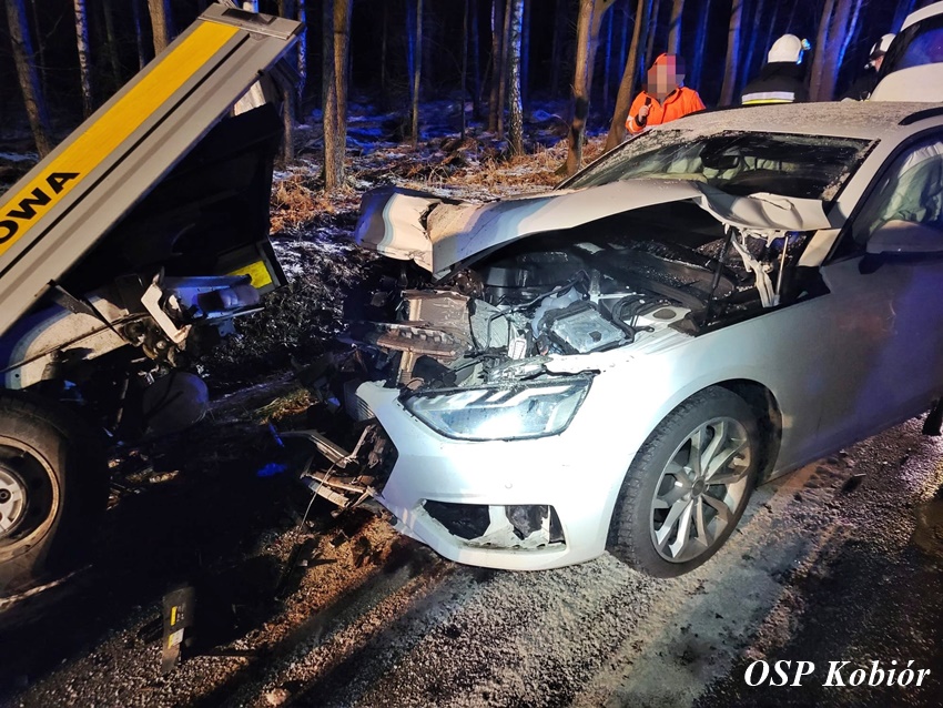 OSOBÓWKĄ UDERZYŁA W SAMOCHÓD SŁUŻBY DROGOWEJ NA TRASIE DK1 W KOBIÓRZE OSOBÓWKĄ UDERZYŁA W SAMOCHÓD SŁUŻBY DROGOWEJ NA TRASIE DK1 W KOBIÓRZE