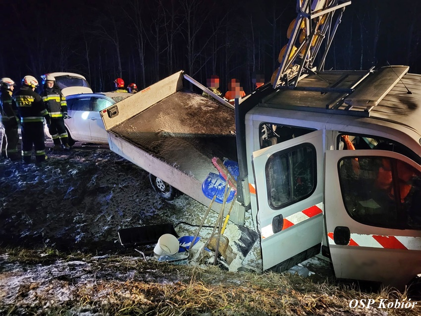 OSOBÓWKĄ UDERZYŁA W SAMOCHÓD SŁUŻBY DROGOWEJ NA TRASIE DK1 W KOBIÓRZE OSOBÓWKĄ UDERZYŁA W SAMOCHÓD SŁUŻBY DROGOWEJ NA TRASIE DK1 W KOBIÓRZE