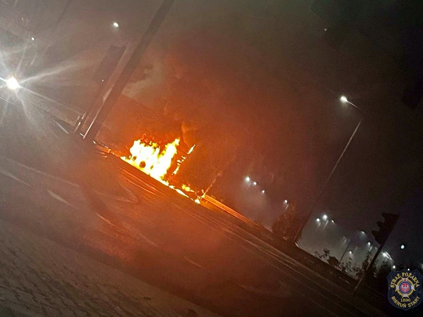POŻAR NACZEPY SAMOCHODU CIĘŻAROWEGO NA UL. TURYŃSKIEJ W BIERUNIU POŻAR NACZEPY SAMOCHODU CIĘŻAROWEGO NA UL. TURYŃSKIEJ W BIERUNIU
