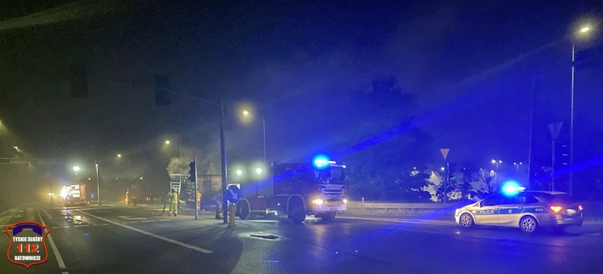 POŻAR NACZEPY SAMOCHODU CIĘŻAROWEGO NA UL. TURYŃSKIEJ W BIERUNIU POŻAR NACZEPY SAMOCHODU CIĘŻAROWEGO NA UL. TURYŃSKIEJ W BIERUNIU