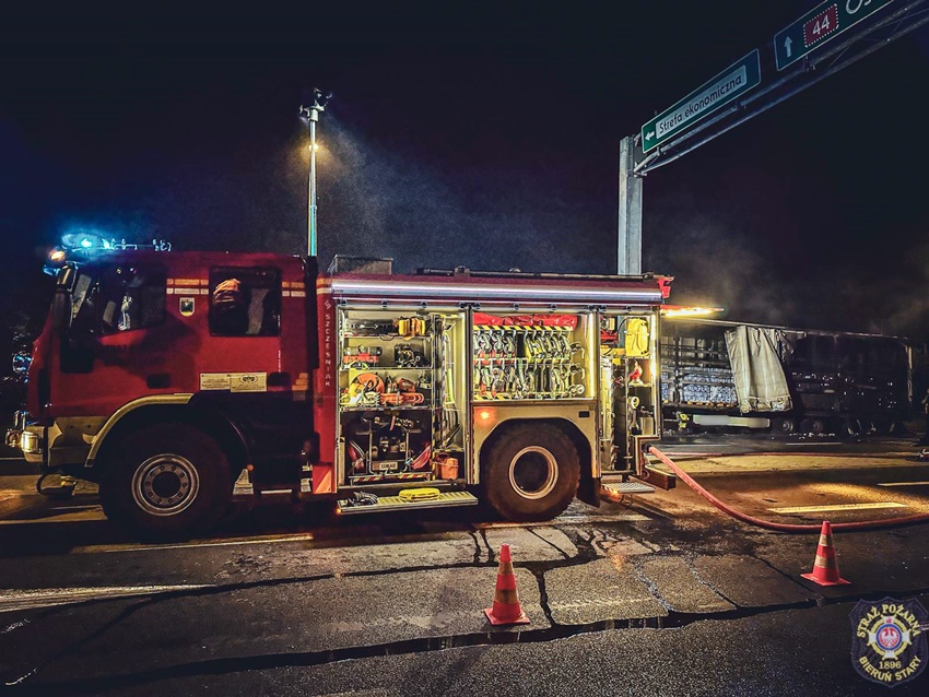 POŻAR NACZEPY SAMOCHODU CIĘŻAROWEGO NA UL. TURYŃSKIEJ W BIERUNIU POŻAR NACZEPY SAMOCHODU CIĘŻAROWEGO NA UL. TURYŃSKIEJ W BIERUNIU